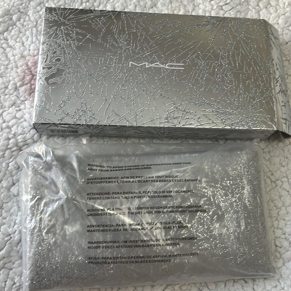 Set MAC Brush and skin finish plus bag new in film - Picture 9 of 9